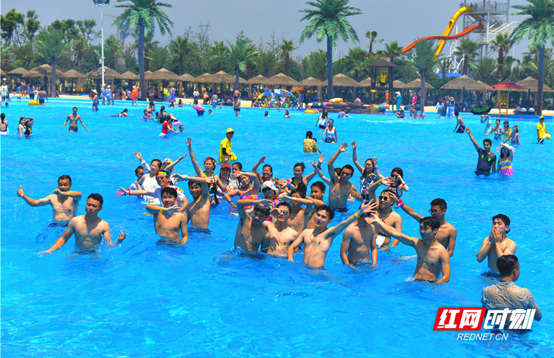 7月14日，游客在游泳戏水纳凉，感受水中带来快乐。（昭山示范区新闻宣传办 摄）