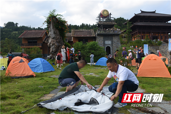 “大熊山自然风光优美，神奇的梅山文化、梅山武术发源于此，具有得天独厚的旅游资源优势。”此次活动承办方、娄底市文化旅游发展投资有限责任公司总经理谢宝国介绍，今年的大熊山帐篷文化节以“文旅体融合”为思路，为来自全国各地的游客带来独特的视觉享受和全新的身心体验，让游客在领略大熊山美丽自然风光的同时，体味非遗文化的厚重底蕴，以及运动健身带来的酣畅快感。