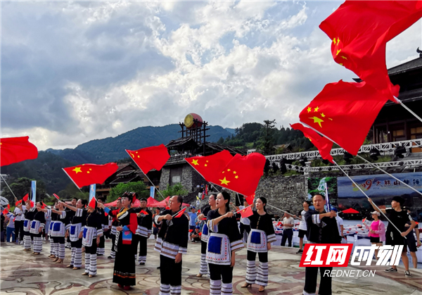 随后进行的《不忘初心》快闪活动，伴随着熟悉的旋律响起，在场领导、嘉宾、演员、游客们拿出最好的状态，以饱满的热情陆续走进蚩尤广场中央，随着优美的曲调舞动着手中的国旗，以激昂的歌声表达对祖国深深的爱意。（杨暴默/摄）