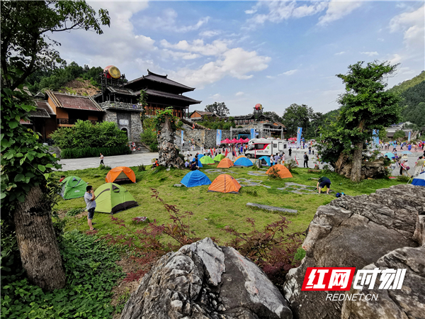 “大熊山自然风光优美，神奇的梅山文化、梅山武术发源于此，具有得天独厚的旅游资源优势。”此次活动承办方、娄底市文化旅游发展投资有限责任公司总经理谢宝国介绍，今年的大熊山帐篷文化节以“文旅体融合”为思路，为来自全国各地的游客带来独特的视觉享受和全新的身心体验，让游客在领略大熊山美丽自然风光的同时，体味非遗文化的厚重底蕴，以及运动健身带来的酣畅快感。（杨暴默/摄）