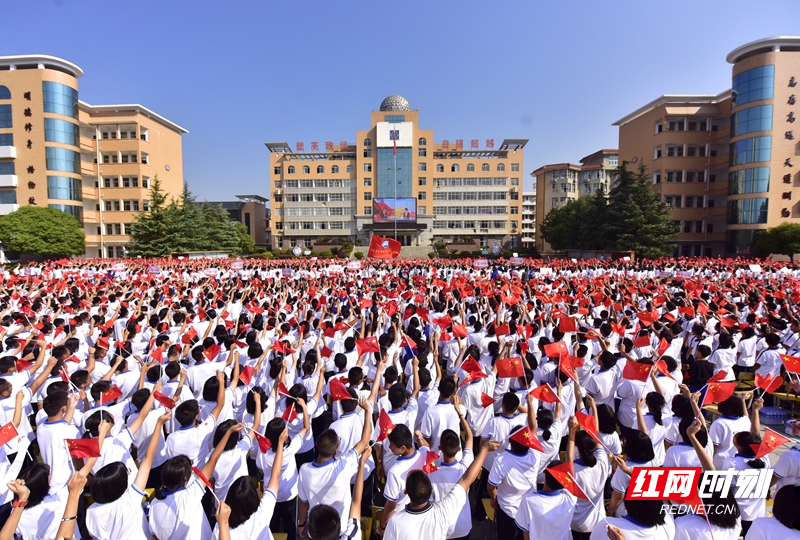 10月1日，张家界处处飘扬着鲜艳的五星红旗，将市城区和景区渲染成一片红色的海洋，市民游客以各种方式表达对祖国的祝福。各景区工作人员和游客一同收看收听庆祝中华人民共和国成立70周年大会、阅兵式和群众游行直播。（图：张潘、李森林、鄢渊、符伟、高双志、顾万双、碧霄、宋戈、张青青、吴勇兵、许志华）