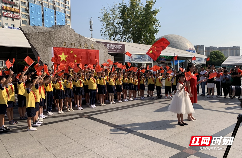 10月1日，张家界处处飘扬着鲜艳的五星红旗，将市城区和景区渲染成一片红色的海洋，市民游客以各种方式表达对祖国的祝福。各景区工作人员和游客一同收看收听庆祝中华人民共和国成立70周年大会、阅兵式和群众游行直播。（图：张潘、李森林、鄢渊、符伟、高双志、顾万双、碧霄、宋戈、张青青、吴勇兵、许志华）