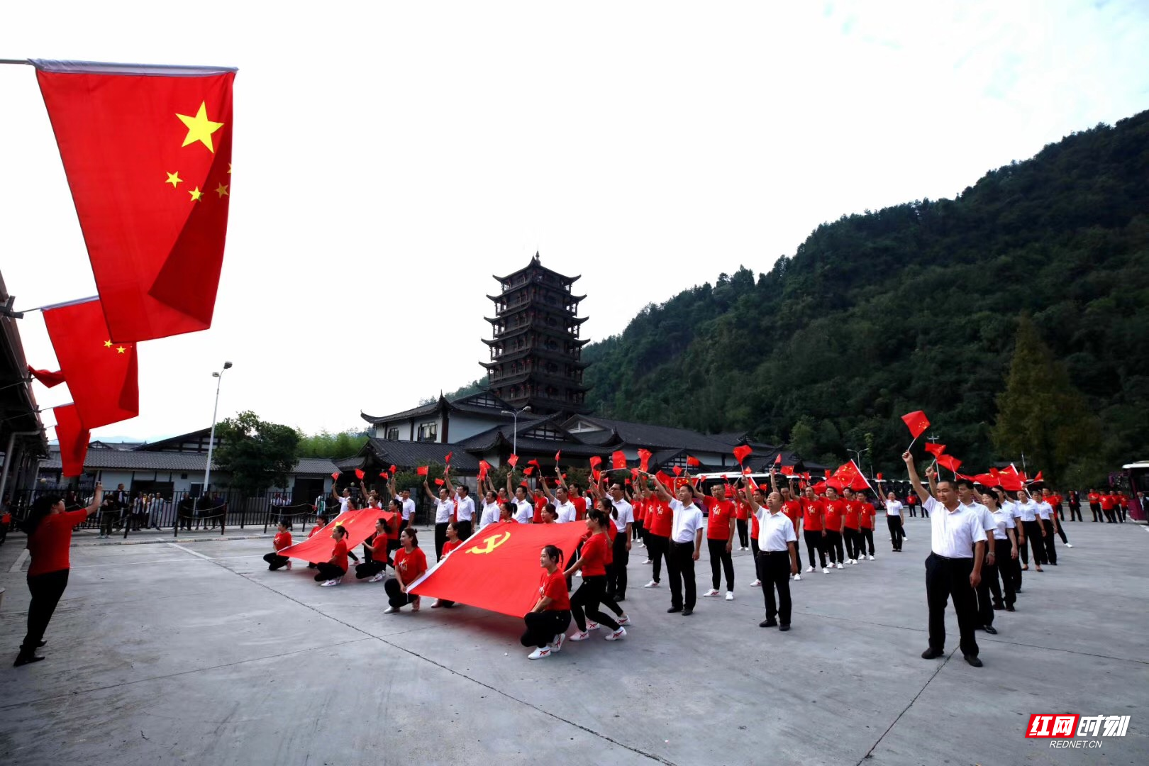 10月1日，张家界处处飘扬着鲜艳的五星红旗，将市城区和景区渲染成一片红色的海洋，市民游客以各种方式表达对祖国的祝福。各景区工作人员和游客一同收看收听庆祝中华人民共和国成立70周年大会、阅兵式和群众游行直播。（图：张潘、李森林、鄢渊、符伟、高双志、顾万双、碧霄、宋戈、张青青、吴勇兵、许志华）