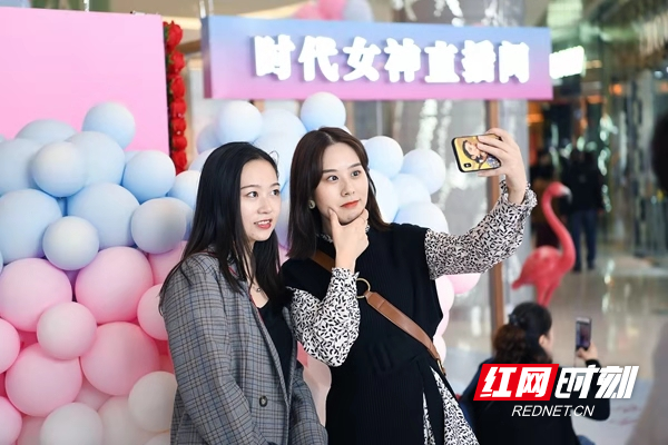10月13日，在五一商圈人流如织的悦方iD Mall一楼，一个充满着粉红色浪漫气息的“时代女神直播间”闪亮登场，吸引了无数俊男靓女前来打卡。 文/戴丹 图/金林