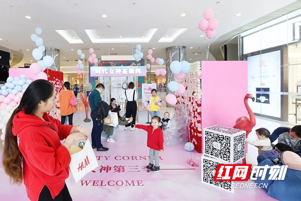 活动设置了惊喜的互动环节：只要市民在现场取景拍照发送微信朋友圈，推荐身边朋友参选“华女神第三季”活动，推荐成功入选“华女神”即可获取1000元现金奖。