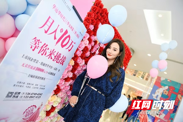 网红小姐姐邱玲空降悦方iD Mall一楼的女神直播间，现场为“华女神”第三季招募活动打call。