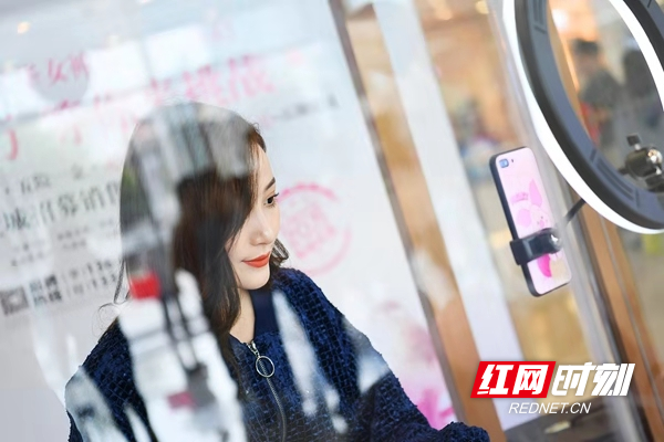 “无责任底薪10000元/月以及五险一金和高额提成，挑战月入近10万……”在全新打造的全透明女神直播间中，网红邱玲正在进行现场直播，在花椒直播平台与50余万粉丝进行互动，为“华女神”第三季招募活动打call。