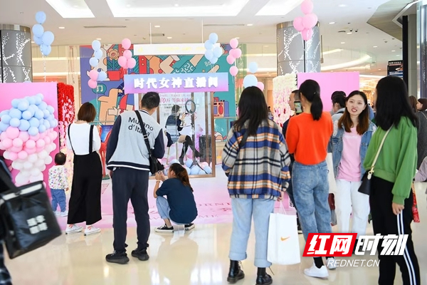 “时代女神直播间”的出现迅速吸引了大量长沙市民和游客的围观。这正是华远华时代（长沙）“华女神第三季”招募的系列子活动之一。目前，第一、二季选拔的华女神销售精英借华远华时代（长沙）热销之势，已经成功实现了近百万年薪，遥遥领先于长沙地产销售行业平均收入水平。