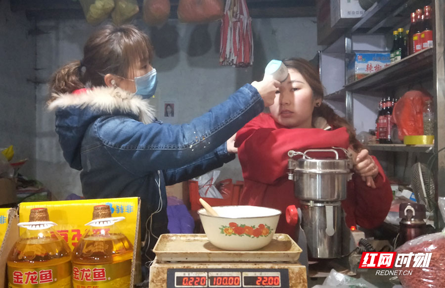 1月23日，武冈市农产品市场管理所会同卫生防疫部门对市场内的从业人员进行了体温测量，做好新型冠状病毒感染的肺炎疫情防控工作，图为检测照片。(杨良晖 摄影 报道）