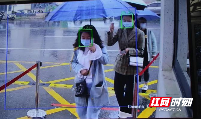 江南小学：校门口，红外线测量仪自动检测入校师生体温情况。