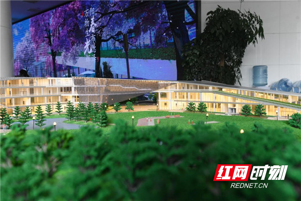 华凯创意国家文化产业示范基地是湖南省十三五规划的重点文化产业园区建设工程，项目已复工，正在如火如荼的建设中。图为该基地沙盘模型。