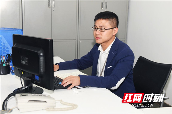 华凯创意秉持“员工身体健康与生命安全放在第一位的原则”，疫情发生后，采取免费为员工提供新型冠状病毒初筛检测服务等积极有效的措施，确保每位员工身体健康。