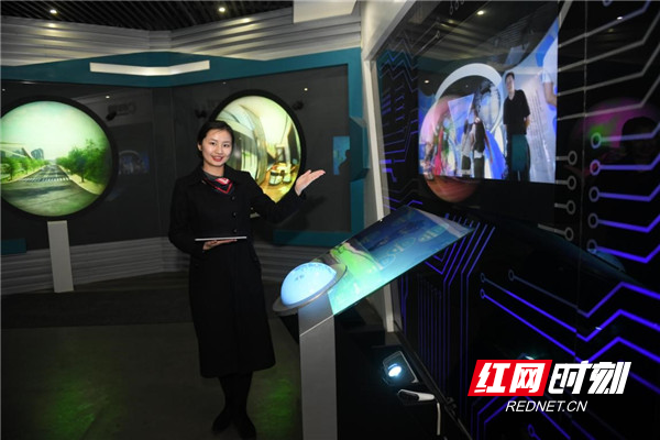 华凯创意展厅互动展项，由四组互动系统组成，通过多媒体平台操控。