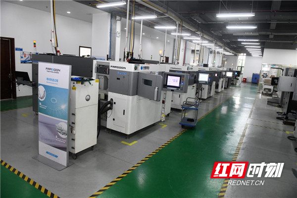 为了帮助客户及合作伙伴尽快恢复生产，按时交付加工服务订单，华曙3D打印中心自有设备开足火力，协助客户和合作伙伴加工部分订单，共同努力，将疫情的影响降到最低。