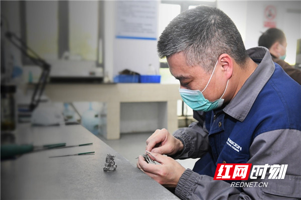 3D打印后处理进行中。