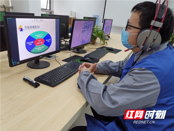 正式复工以来，华曙的研发、产品线、营销体系就已开足马力，推进各项工作顺利进行，积极帮助客户应对疫情影响。图为华曙国际学院讲师通过线上为客户培训。