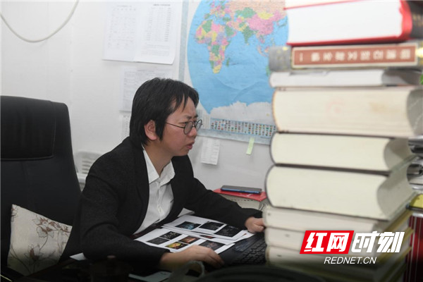 文博考古部编辑在审读《湖南石刻集成》书稿，抓紧完成大型国家基金项目。