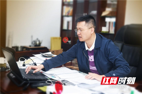 公司领导在OA上发布工作指令，坐镇指挥。