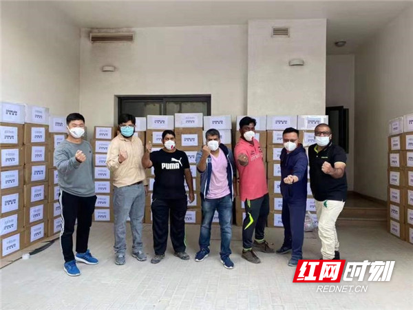 中联重科开展“防疫物资全球购”行动，图为海外员工打包搬运医护物资。