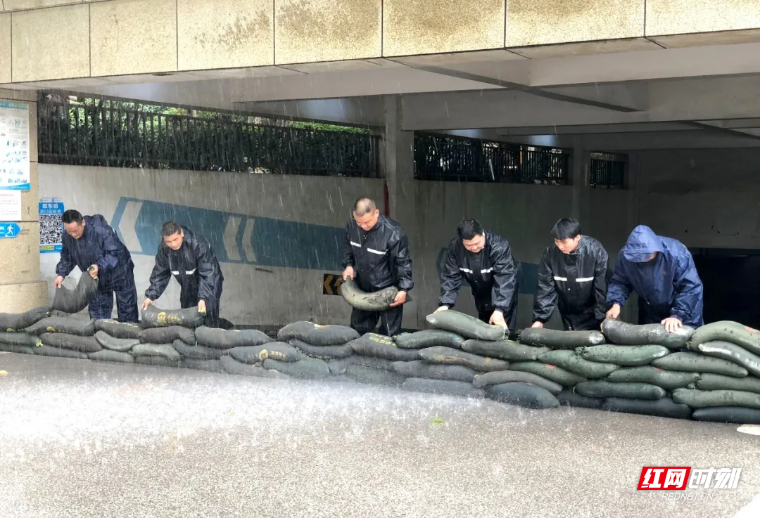 近日，湖南多地降雨量超过100毫米。暴雨如注，五矿物业工作人员顽强构筑捍卫业主安全和财产的坚强“堤坝”，他们在狂风暴雨中捍卫这座“城”、这个“家”。