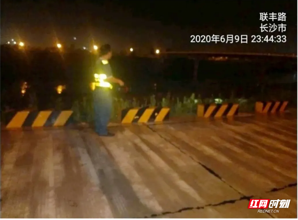 中海物业各小区加强了汛期夜间巡查。