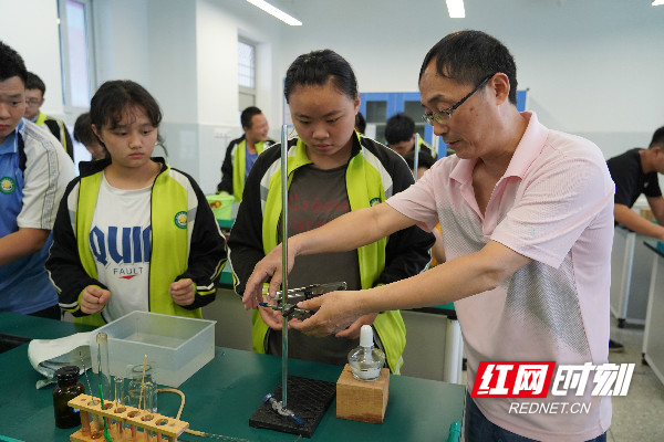 老师和学生在化学实验室做试验。（图文/印斌 龙代军 章育鑫）