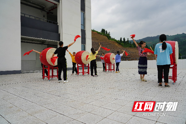 学生正在学习苗族鼓舞。为让学生了解民族习俗，传承非遗文化，古丈芙蓉学校开展民族文化进校园活动，利用课余时间教学生们学习苗鼓、茶艺、书法、播音等多门兴趣课程。（图文/印斌 龙代军 章育鑫）