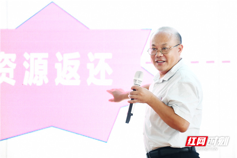 在这一场和垃圾做朋友的研学之旅中，来自中南林业科技大学的傅晓华教授作为特邀嘉宾，做了垃圾分类科普知识的主题讲座。