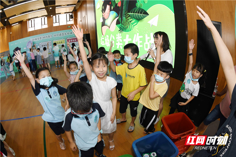 全部“垃圾”模块都丢进了相对应的垃圾桶中，最快完成的小组成员们高高地举起了手。