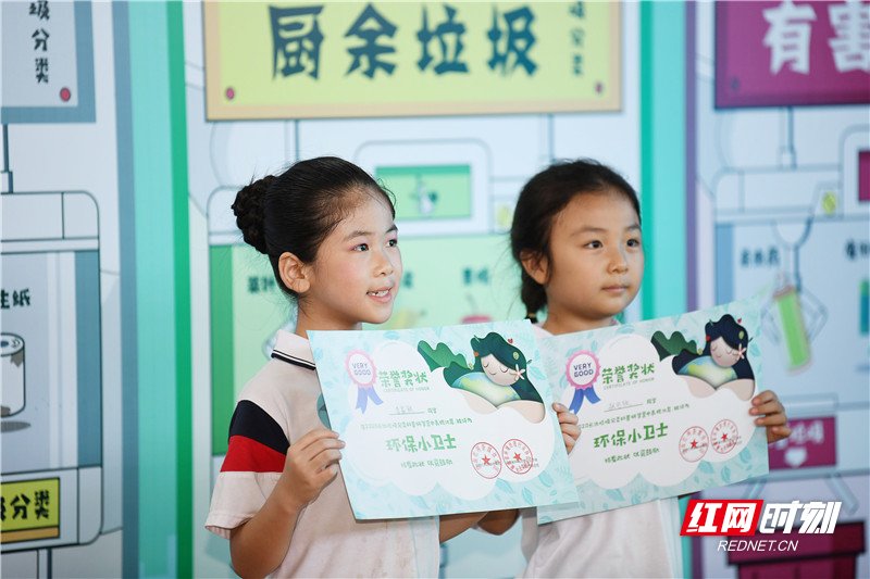 所有参与活动的孩子们还光荣地领取到了属于自己的“环保小卫士”荣誉证书和垃圾分类知识手册。
