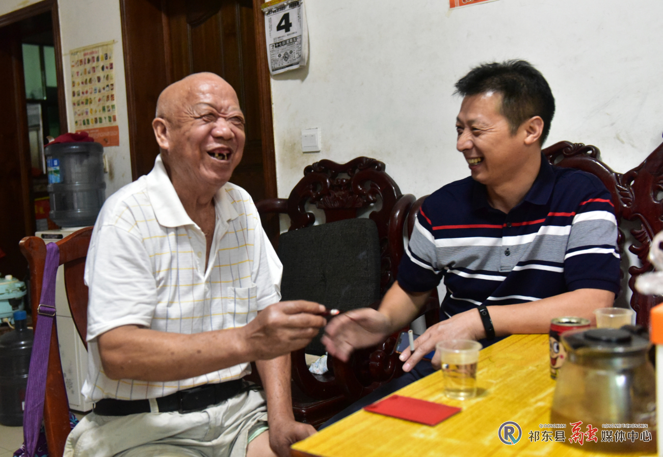 9月4日，祁东县城市管理和综合执法局负责人上门为一上访户老伴庆祝生日。以心交心，积极化解积案。（图文：管红浪）
