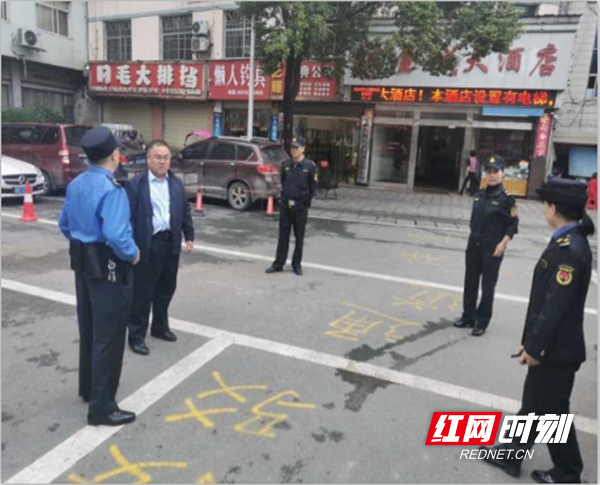 红网凤凰县分站10月4日讯（通讯员 田小芬）“国庆·中秋”黄金周，市民游客欢度国庆、中秋佳节之际,就是城管工作最为忙碌之时。为保障节日期间执法力量不松懈，践行“不忘初心、牢记使命”主题教育精神，凤凰县城市管理和综合执法局全体干部和执法队员放弃休假，坚守岗位，以良好的精神状态和工作作风，全方位服务旅游接待工作，营造一个安全、畅通、规范、有序的出行和旅游环境，让市民和游客过上一个欢乐祥和的“双节”。（图为:县执法局负责人（左二）正在城区大转盘旅游接驳点督导巡查接待服务工作）