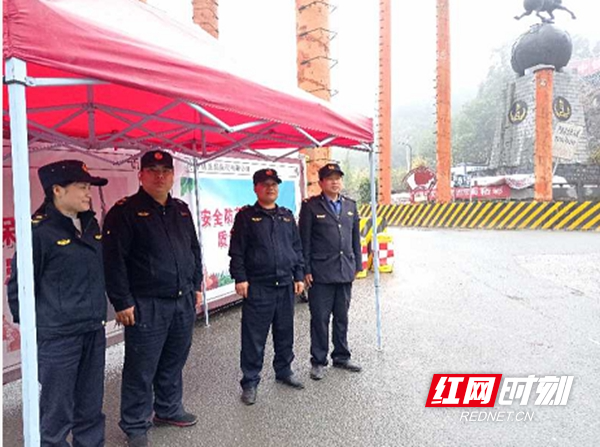 红网凤凰县分站10月4日讯（通讯员 田小芬）“国庆·中秋”黄金周，市民游客欢度国庆、中秋佳节之际,就是城管工作最为忙碌之时。为保障节日期间执法力量不松懈，践行“不忘初心、牢记使命”主题教育精神，凤凰县城市管理和综合执法局全体干部和执法队员放弃休假，坚守岗位，以良好的精神状态和工作作风，全方位服务旅游接待工作，营造一个安全、畅通、规范、有序的出行和旅游环境，让市民和游客过上一个欢乐祥和的“双节”。（图为:执法队员正在城区马踏飞燕旅游交通重要卡点执勤）