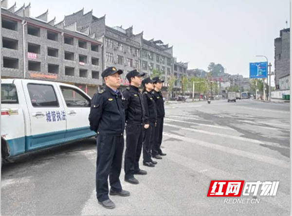 红网凤凰县分站10月4日讯（通讯员 田小芬）“国庆·中秋”黄金周，市民游客欢度国庆、中秋佳节之际,就是城管工作最为忙碌之时。为保障节日期间执法力量不松懈，践行“不忘初心、牢记使命”主题教育精神，凤凰县城市管理和综合执法局全体干部和执法队员放弃休假，坚守岗位，以良好的精神状态和工作作风，全方位服务旅游接待工作，营造一个安全、畅通、规范、有序的出行和旅游环境，让市民和游客过上一个欢乐祥和的“双节”。（图为:执法队员正在城北王家寨路段执勤，管控指挥旅游交通）