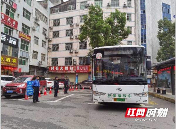 红网凤凰县分站10月4日讯（通讯员 田小芬）“国庆·中秋”黄金周，市民游客欢度国庆、中秋佳节之际,就是城管工作最为忙碌之时。为保障节日期间执法力量不松懈，践行“不忘初心、牢记使命”主题教育精神，凤凰县城市管理和综合执法局全体干部和执法队员放弃休假，坚守岗位，以良好的精神状态和工作作风，全方位服务旅游接待工作，营造一个安全、畅通、规范、有序的出行和旅游环境，让市民和游客过上一个欢乐祥和的“双节”。（图为:执法队员正在城区大转盘旅游接驳点执勤）