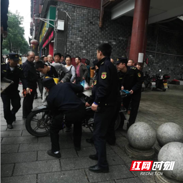 红网凤凰县分站10月4日讯（通讯员 田小芬）“国庆·中秋”黄金周，市民游客欢度国庆、中秋佳节之际,就是城管工作最为忙碌之时。为保障节日期间执法力量不松懈，践行“不忘初心、牢记使命”主题教育精神，凤凰县城市管理和综合执法局全体干部和执法队员放弃休假，坚守岗位，以良好的精神状态和工作作风，全方位服务旅游接待工作，营造一个安全、畅通、规范、有序的出行和旅游环境，让市民和游客过上一个欢乐祥和的“双节”。（图为:执法队员正在拖移城区兰径市场违停车辆保障旅游交通通畅）