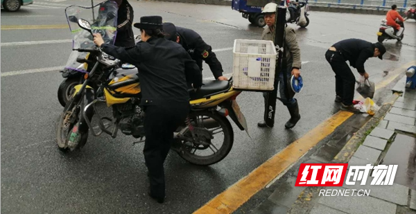 红网凤凰县分站10月4日讯（通讯员 田小芬）“国庆·中秋”黄金周，市民游客欢度国庆、中秋佳节之际,就是城管工作最为忙碌之时。为保障节日期间执法力量不松懈，践行“不忘初心、牢记使命”主题教育精神，凤凰县城市管理和综合执法局全体干部和执法队员放弃休假，坚守岗位，以良好的精神状态和工作作风，全方位服务旅游接待工作，营造一个安全、畅通、规范、有序的出行和旅游环境，让市民和游客过上一个欢乐祥和的“双节”。（图为:因道路湿滑一群众车辆在二桥头发生侧翻，执法队员主动施助）