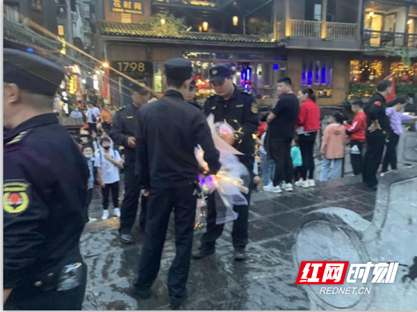 红网凤凰县分站10月4日讯（通讯员 田小芬）“国庆·中秋”黄金周，市民游客欢度国庆、中秋佳节之际,就是城管工作最为忙碌之时。为保障节日期间执法力量不松懈，践行“不忘初心、牢记使命”主题教育精神，凤凰县城市管理和综合执法局全体干部和执法队员放弃休假，坚守岗位，以良好的精神状态和工作作风，全方位服务旅游接待工作，营造一个安全、畅通、规范、有序的出行和旅游环境，让市民和游客过上一个欢乐祥和的“双节”。（图为:夜间执法队员正在古城整治游商游贩，保障旅游交通道路畅通）