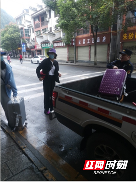 红网凤凰县分站10月4日讯（通讯员 田小芬）“国庆·中秋”黄金周，市民游客欢度国庆、中秋佳节之际,就是城管工作最为忙碌之时。为保障节日期间执法力量不松懈，践行“不忘初心、牢记使命”主题教育精神，凤凰县城市管理和综合执法局全体干部和执法队员放弃休假，坚守岗位，以良好的精神状态和工作作风，全方位服务旅游接待工作，营造一个安全、畅通、规范、有序的出行和旅游环境，让市民和游客过上一个欢乐祥和的“双节”。（图为：执法队员正在城区民俗园为迷路游客指路并搭乘其至指定地点）