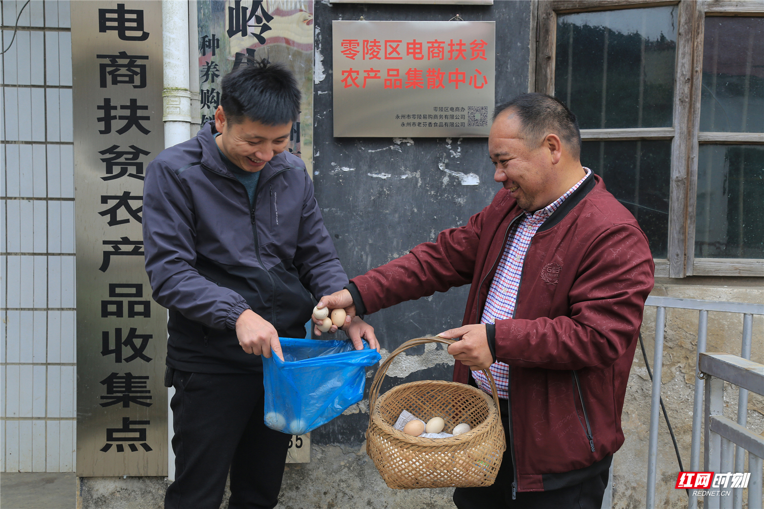 零陵区大庆坪乡据江寺村，工作人员在扶贫农产品集散中心收购脱贫户唐瑞华的土鸡蛋。潘爱民/摄