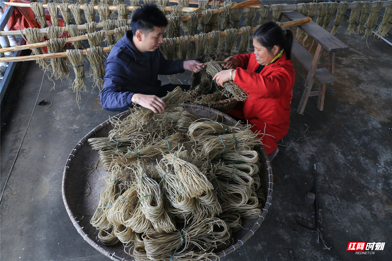 零陵区大庆坪乡下河塘村，工作人员在脱贫户唐翠英家收购红薯粉。潘爱民/摄