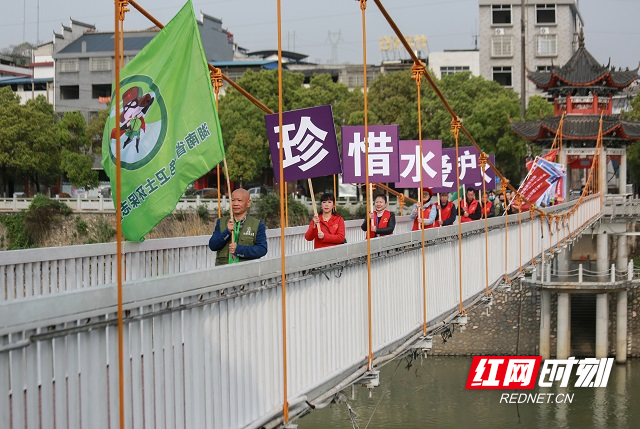 红网时刻永州3月22日讯（通讯员 潘爱民）3月22日，零陵区河长办牵手区水利局、零陵潇水国家湿地公园管理局、区民间河长行动中心、区联合志愿者协会等单位，组成的志愿服务队70余人，在潇水河零陵城区段开展以“珍惜水、爱护水”为主题的护水净滩活动。通过巡河、清理河道垃圾、发放宣传资料等活动，迎接第29届“世界水日”和34届“中国水周”。