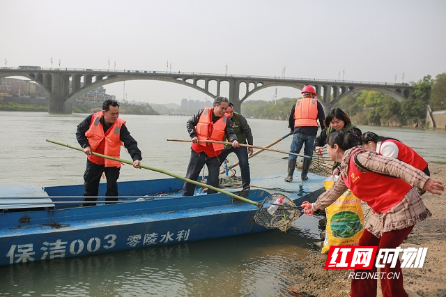 3月22日，零陵区河长办牵手区水利局、零陵潇水国家湿地公园管理局、区民间河长行动中心、区联合志愿者协会等单位，组成的志愿服务队70余人，在潇水河零陵城区段开展以“珍惜水、爱护水”为主题的护水净滩活动。通过巡河、清理河道垃圾、发放宣传资料等活动，迎接第29届“世界水日”和34届“中国水周”。