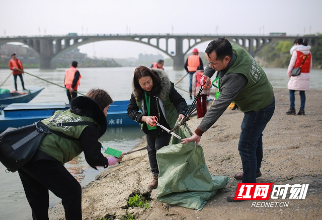 3月22日，零陵区河长办牵手区水利局、零陵潇水国家湿地公园管理局、区民间河长行动中心、区联合志愿者协会等单位，组成的志愿服务队70余人，在潇水河零陵城区段开展以“珍惜水、爱护水”为主题的护水净滩活动。通过巡河、清理河道垃圾、发放宣传资料等活动，迎接第29届“世界水日”和34届“中国水周”。