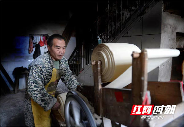 红网时刻永州3月25日讯（通讯员 黄海）3月24日，湖南省永州市蓝山县楠市镇楠市村的村民在手工制作面条。