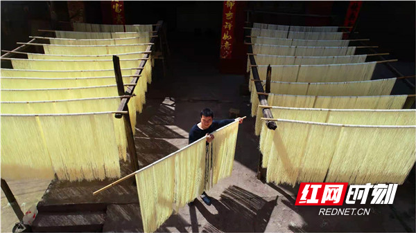蓝山县楠市镇面条加工技艺有着上百年历史，其面条因独特的选料、手工制作技艺和独具一格的味道，深受当地及省内外消费者喜爱，全村30余家手工面条加工作坊生产出来的面条远销全国各地，产品供不应求。