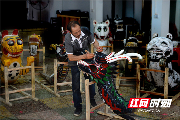 5月24日，湖南省永州市道县文化馆、非遗保护中心聘请专业制作传统龙舟的市级非遗传承人对龙舟的旧“龙头”进行修复保护。