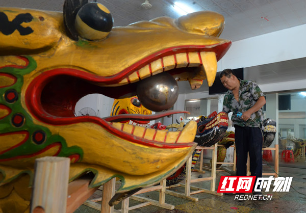 为保护和传承当地龙船传统民俗文化，连日来，道县文化馆及非遗保护中心将社区、乡镇免费捐赠的21个传统“龙头”进行修复。