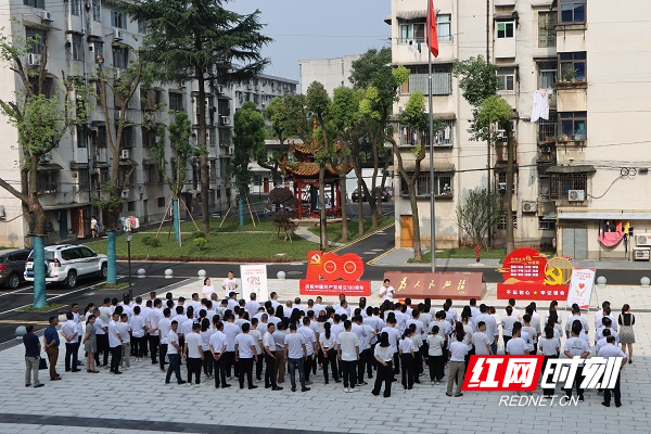 红网时刻常德6月1日讯（记者 陈妍 通讯员 杨美）学党史，践行动。为深入推进“我为群众办实事”主题实践活动走深走实，6月1日，常德市武陵区自然资源局组织开展“我为群众办实事——为石门困难儿童捐款”活动。