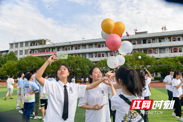 2200名师生共同放飞写满心愿的气球。